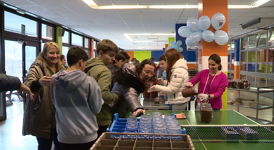 Una jove que es recupera d'un càncer enrola les amigues i l'escola per recaptar fons amb una xocolatada solidària