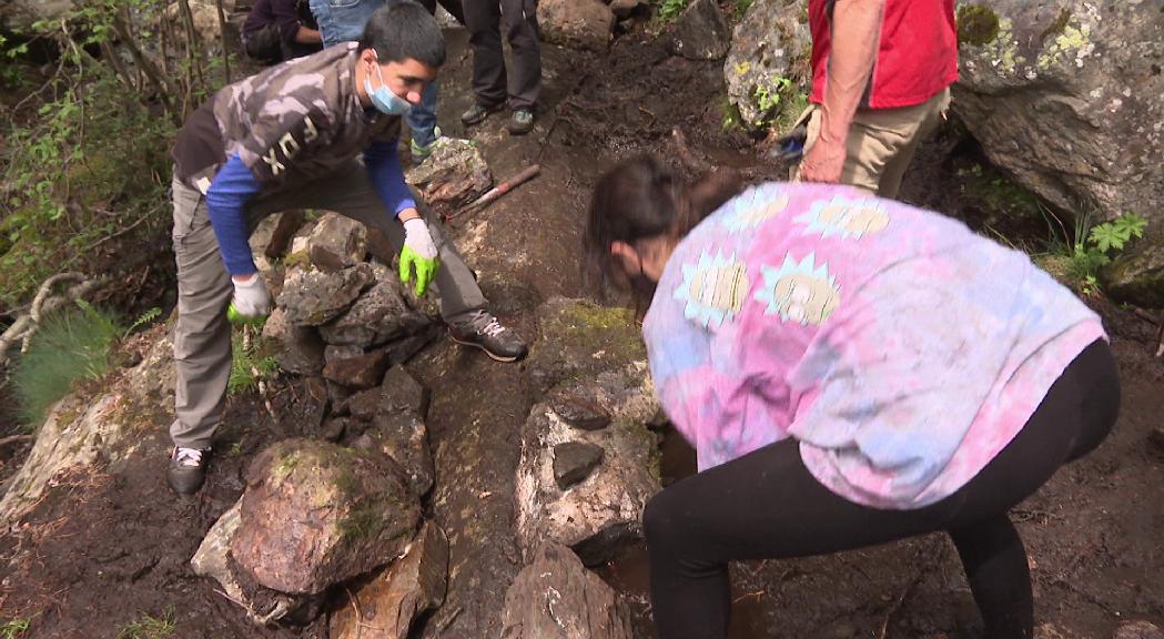 Els joves del cos de Voluntaris per la Natura aprenen la tècnica de la pedra seca