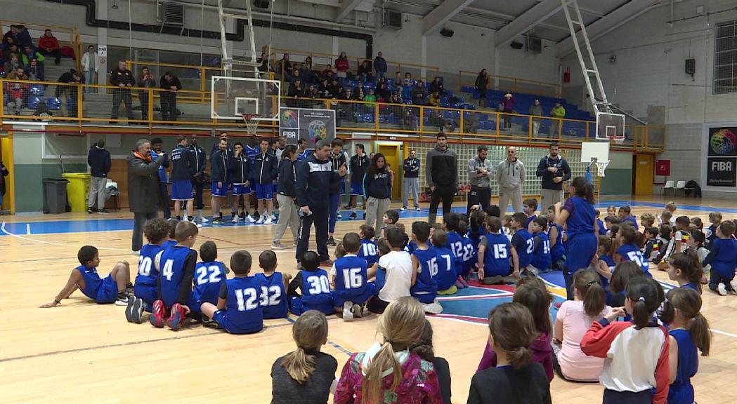 Els jugadors del MoraBanc lliuren les felicitacions de Nadal a l'escola del club