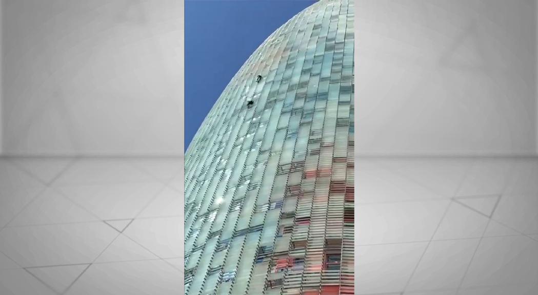 La guàrdia urbana de Barcelona sanciona Leo Urban per escalar l'hotel Melià Barcelona Sky