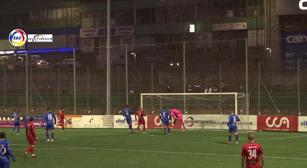 La lliga de futbol es compacta amb la derrota dels dos líders