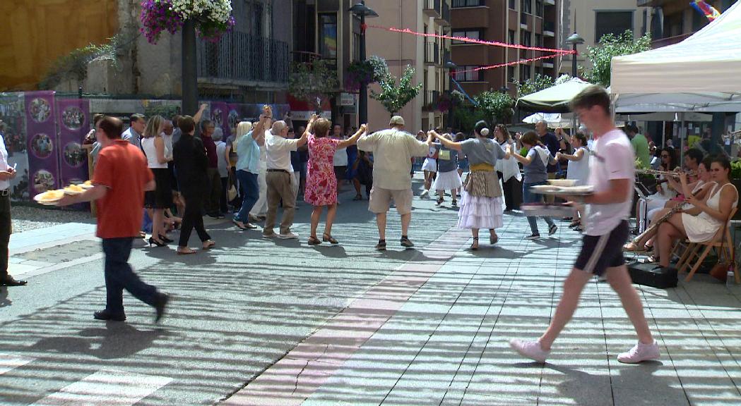 Majoral es mostra satisfet amb el volum de gent que hi ha a la festa major de Sant Julià