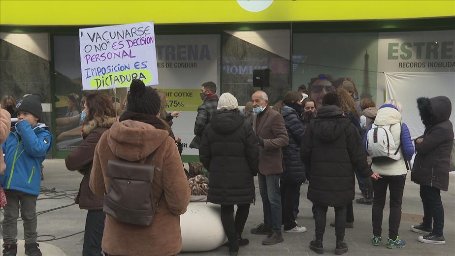 Unes quaranta persones s'ha tornat a reunir a la plaça