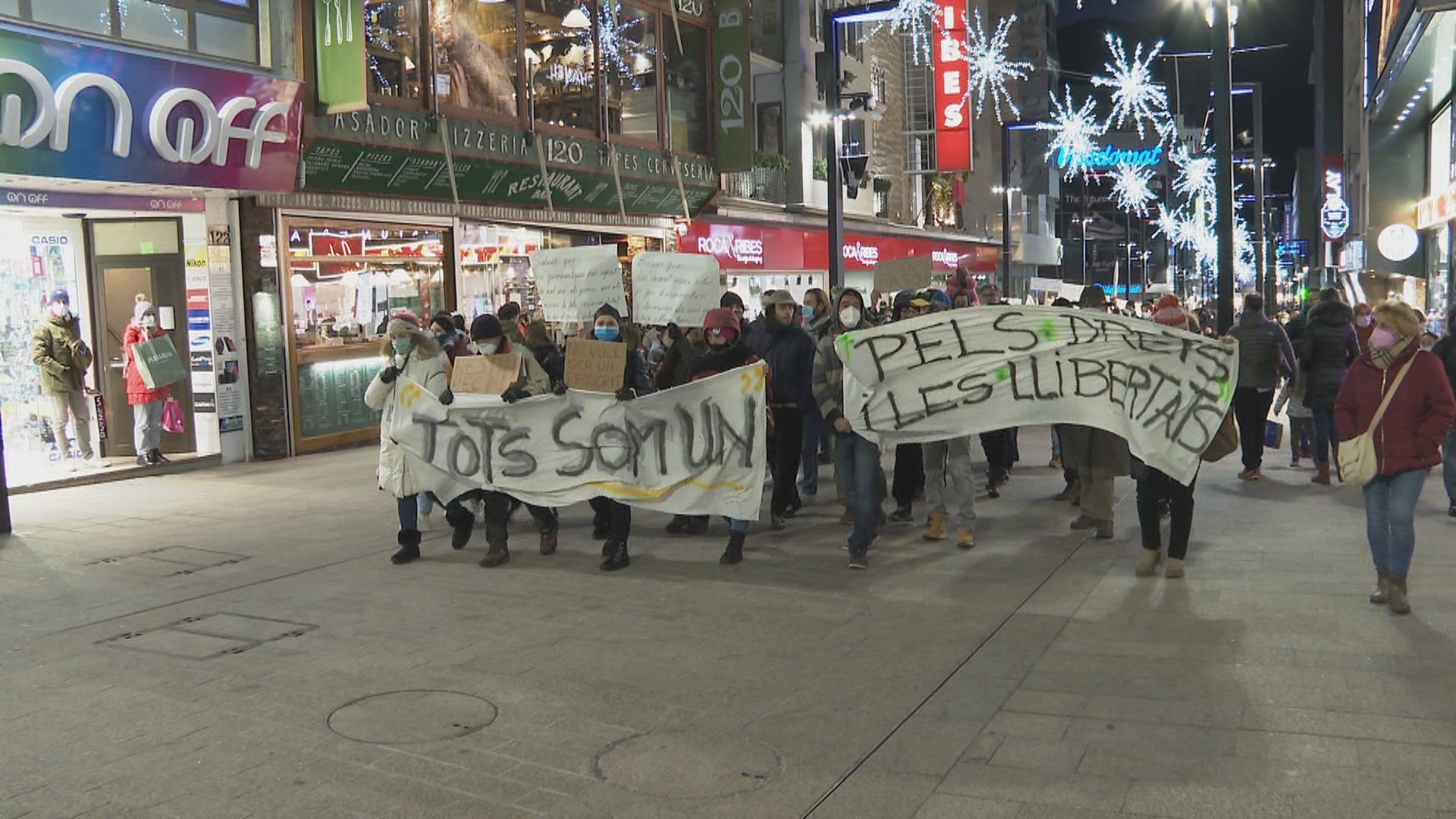 Els manifestants contra el certificat Covid presenten un recurs per anul·lar el decret que obliga a l'aplicació