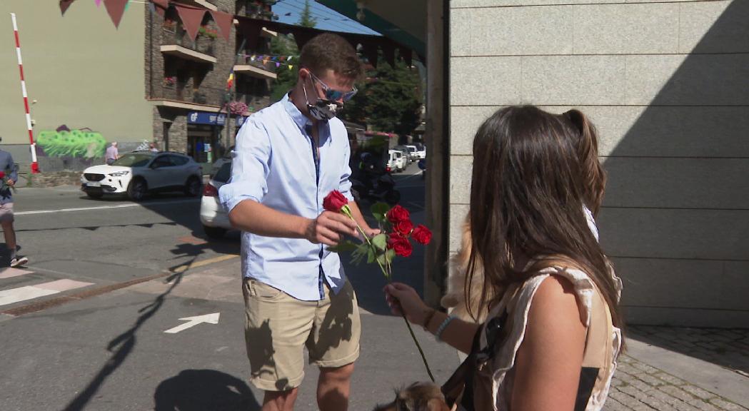 La Massana recupera el tradicional repartiment de roses per la festa major