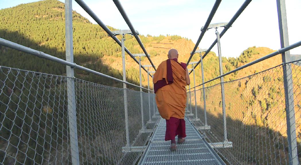 Meditació d'altura al pont tibetà per la pau