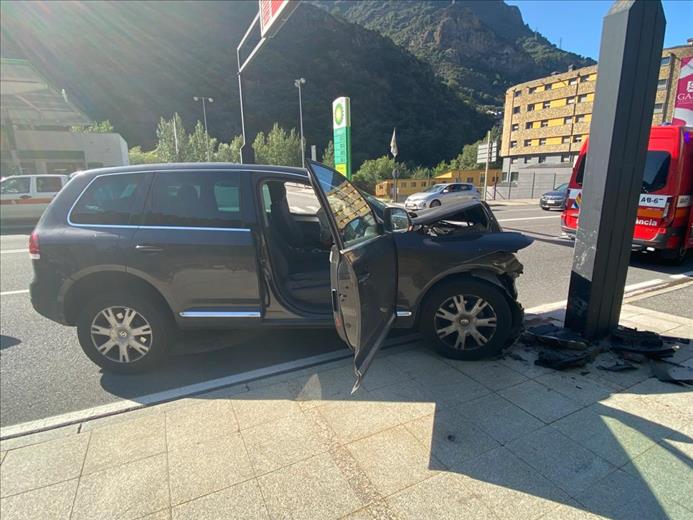 Aquesta tarda de divendres un turisme matricula andorrana ha col&