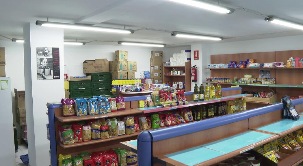 Menys famílies al Banc d'Aliments de Càritas, però pugen les persones ateses en el programa de suport