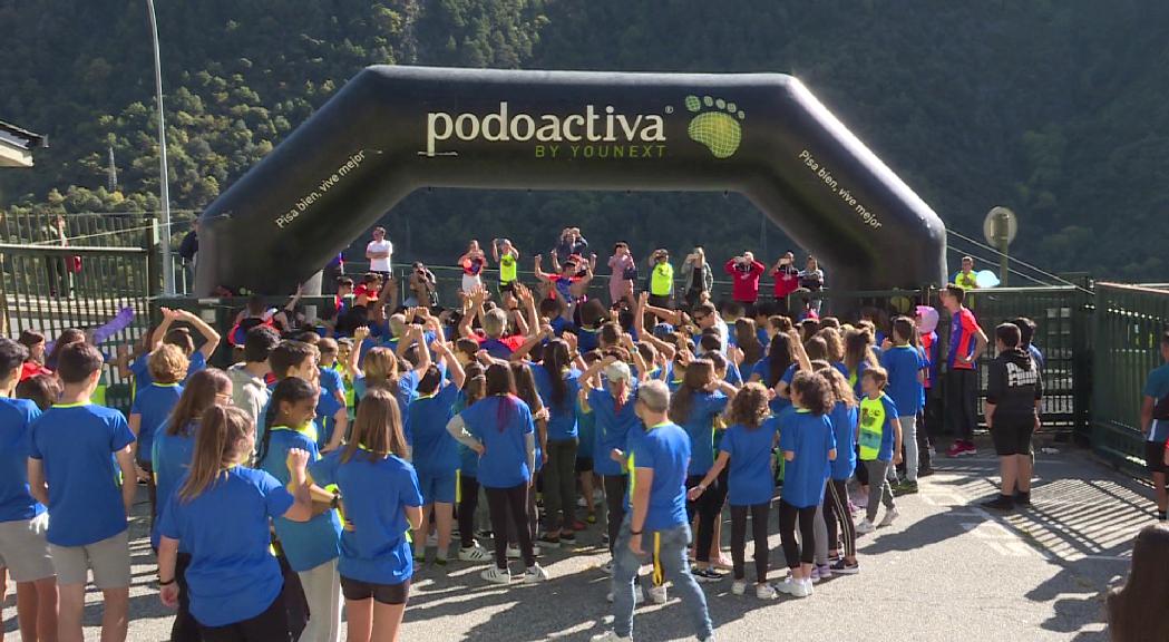 Més de 300 alumnes participen a la cursa solidària del María Moliner per celebrar la Hispanitat