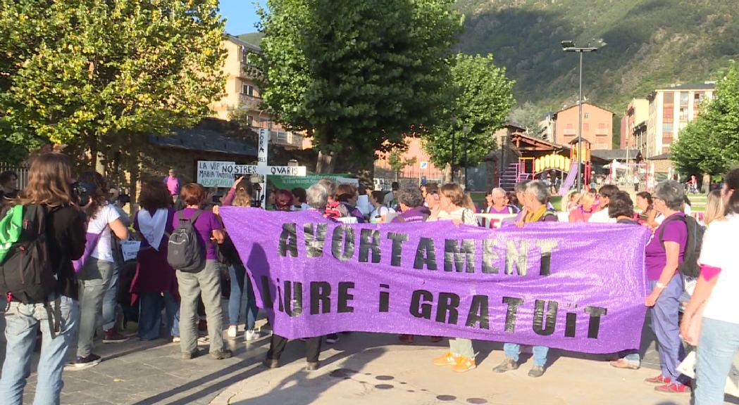 Més d'un centenar de manifestants a favor d'un avortament lliure