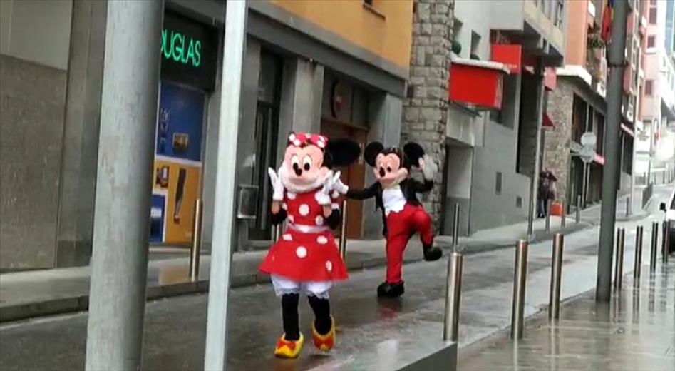 El Mickey, la Minnie i l'Olaf han sortit al carrer amb mascar