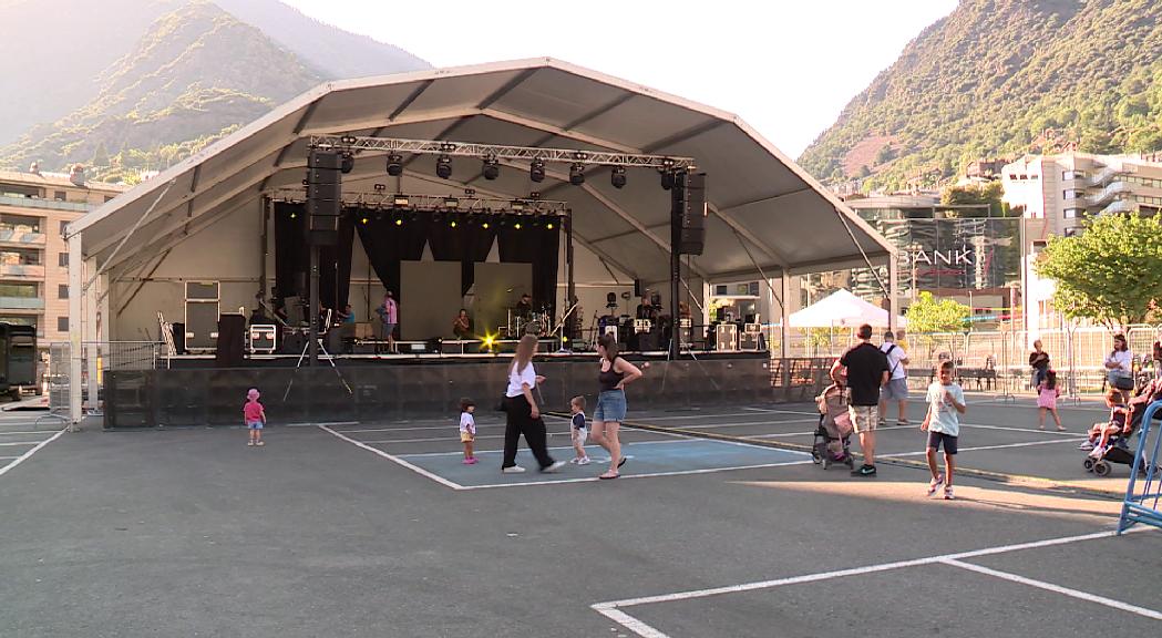 Miki Núñez acaba d'enllestir els preparatius per al concert en la darrera actuació de la festa major d'Escaldes