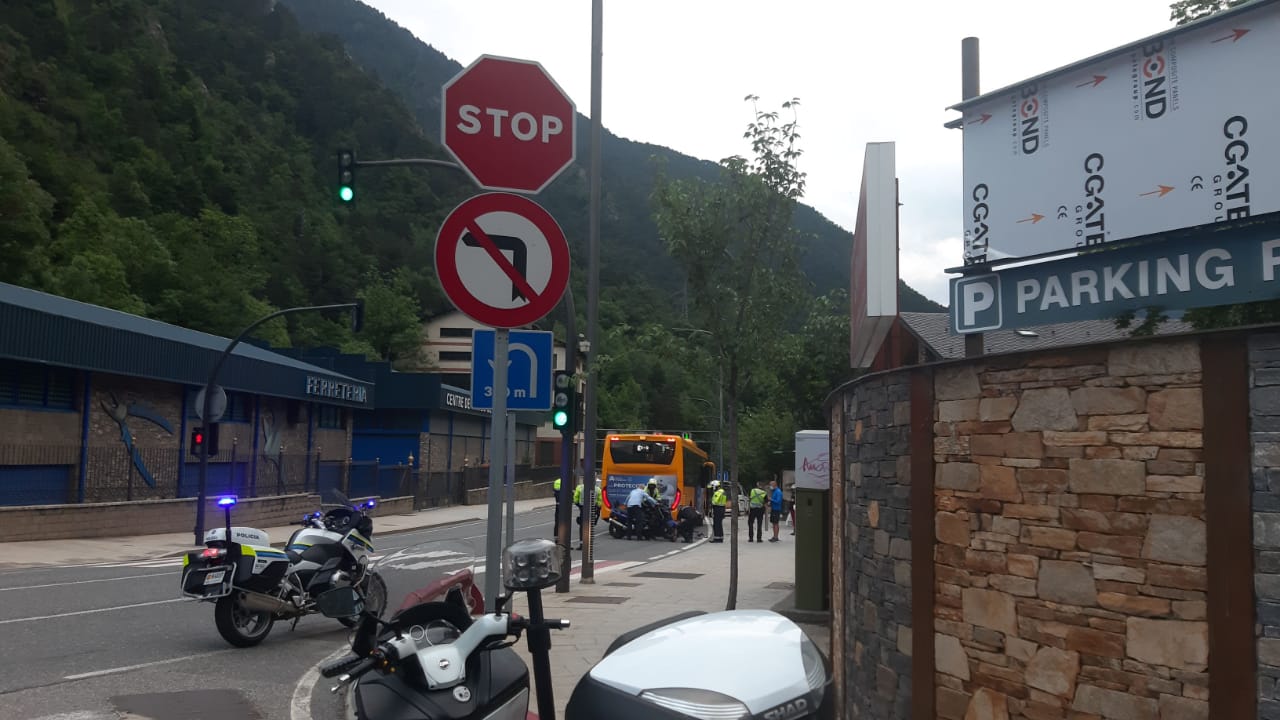   Un motorista resulta ferit lleu a l'encastar-se amb un autobús al Vial del Pobladó