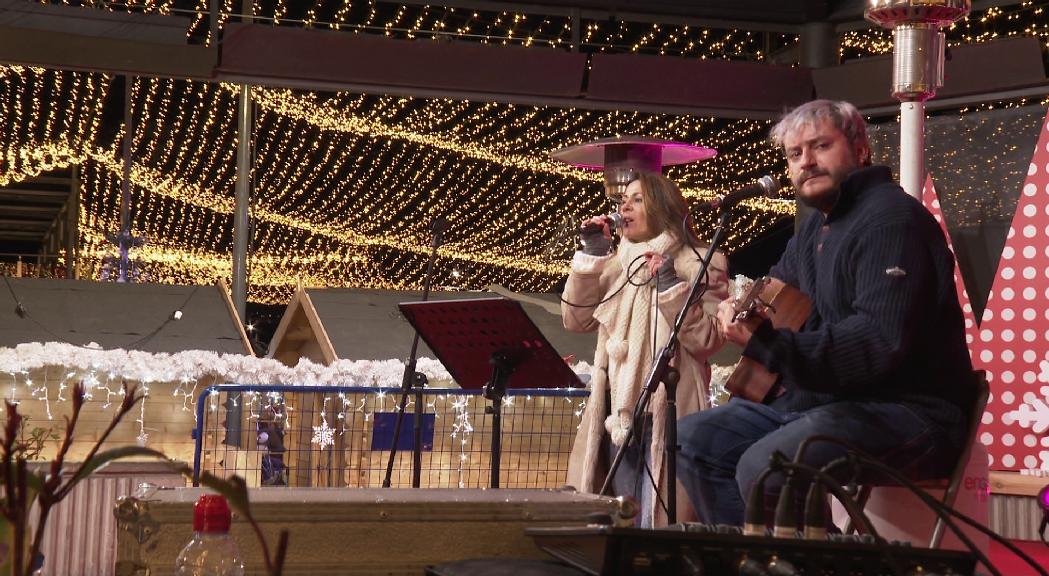 Les nadales posen banda sonora en directe al mercat de Nadal