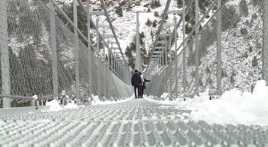 La neu i el fred limiten l'obertura del pont tibetà