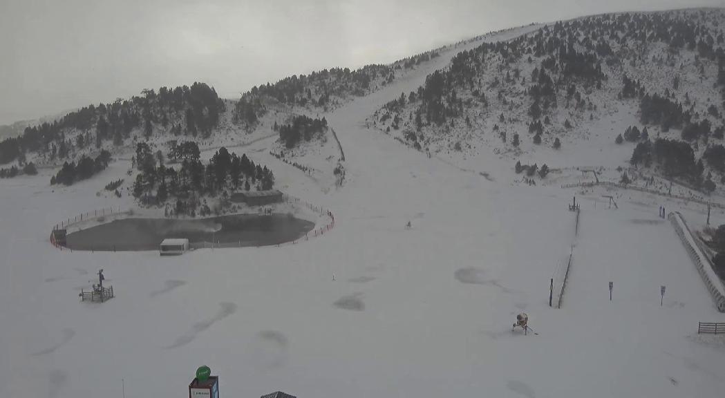 La nevada deixa entre 20 i 30 centímetres de neu abans de l'obertura de pistes