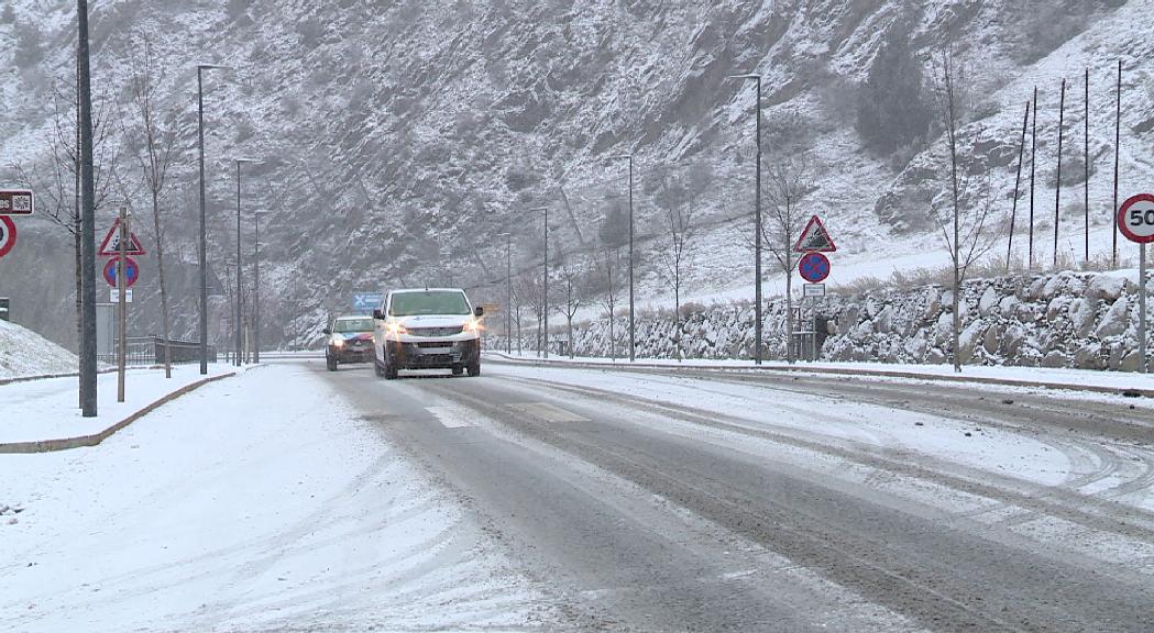 Les nevades comencen a afectar la xarxa viària i s'activa la fase groga en diversos punts