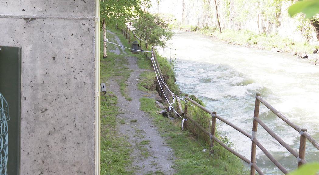 El nivell del riu manté tancat el passeig de la Valira