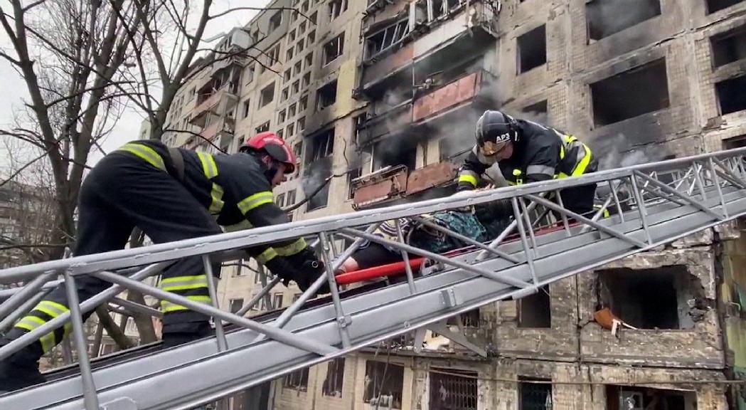 Nou atac contra la població de Kíiv mentre es reprenen les negociacions per pactar un alto al foc 