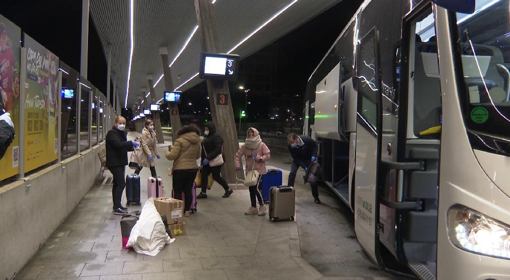 Nou residents tornen a casa des de Porto amb l'autobús que va repatriar els temporers portuguesos