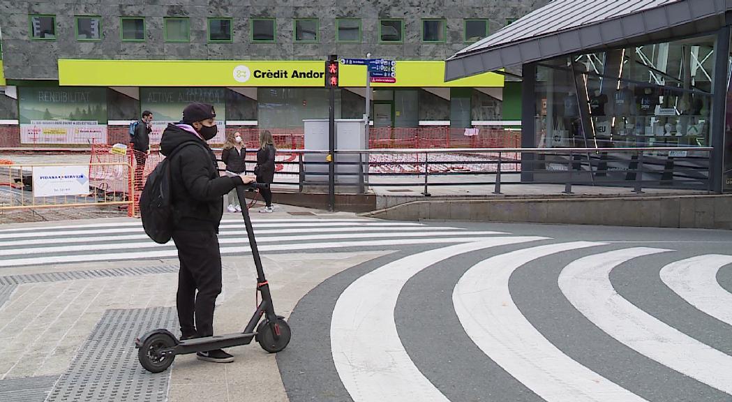 La nova campanya de seguretat de la policia posarà l'èmfasi en el bon ús de bicicletes i patinets elèctrics