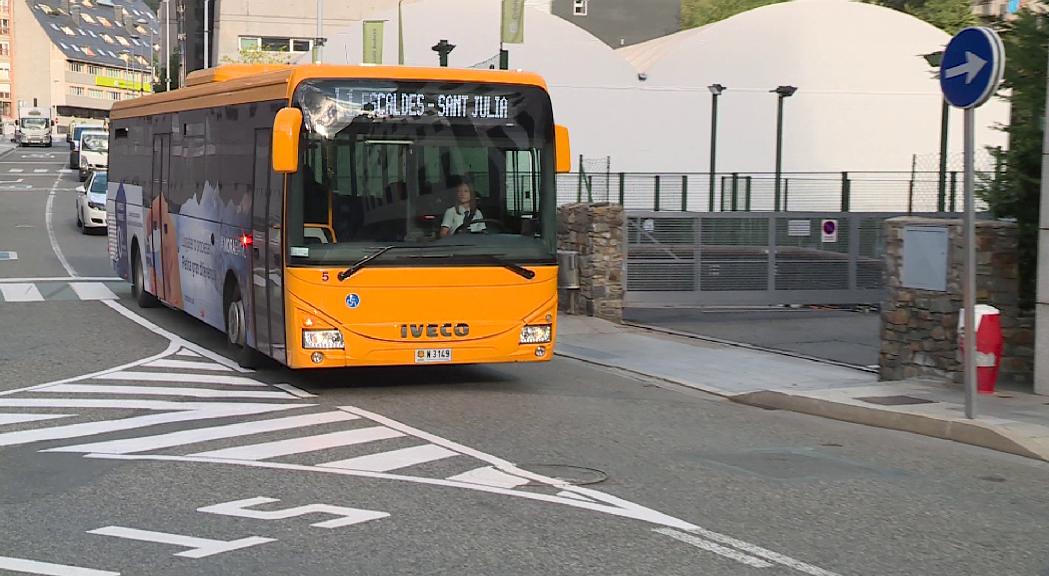 Noves reduccions en la freqüència de pas dels autobusos