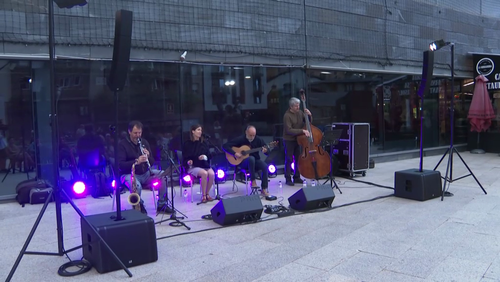 Odara Trio omple de ritmes mediterranis la plaça de les Fontetes