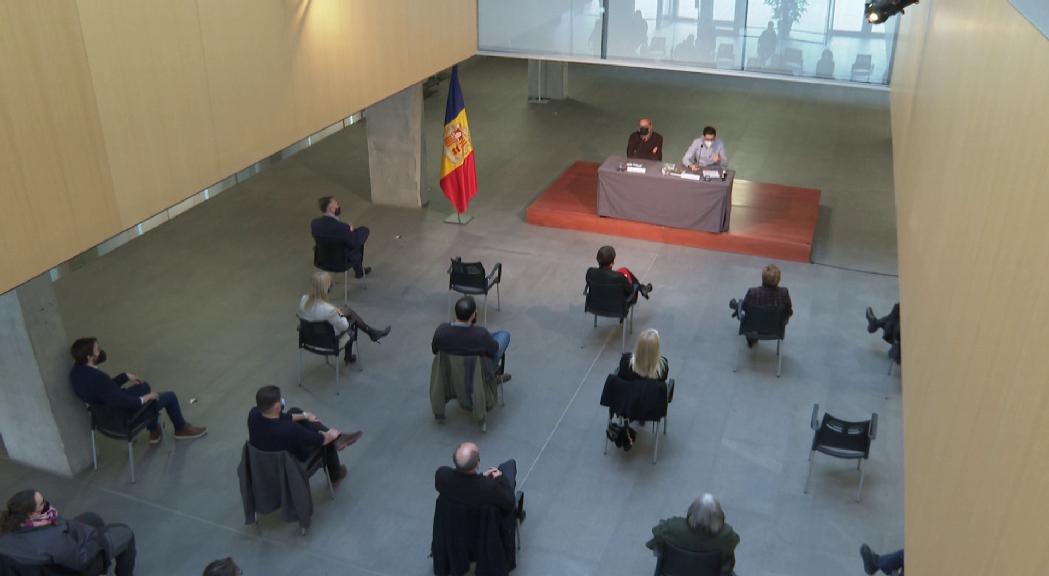 Oliver Vergés presenta el llibre sobre la història de la Carta Pobla i la llegenda de Carlemany al Consell General