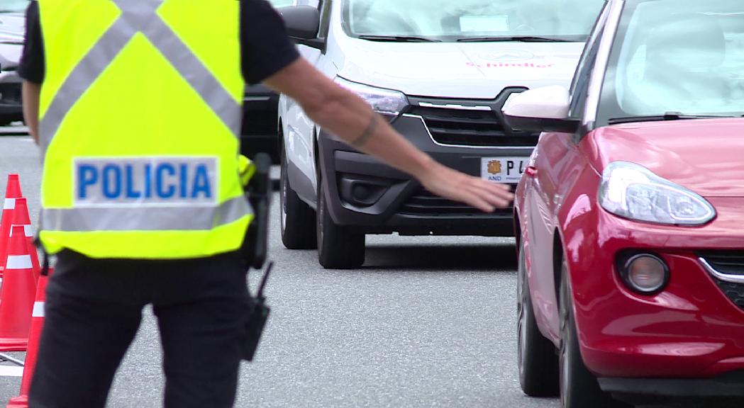 Omet les senyals dels agents i en fer marxa enrere s'estampa contra el vehicle policial