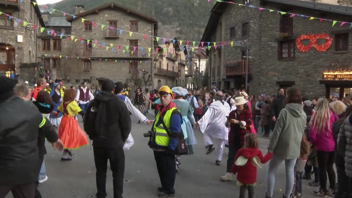 Ordino enceta el carnaval amb la penjada del Carnestoltes