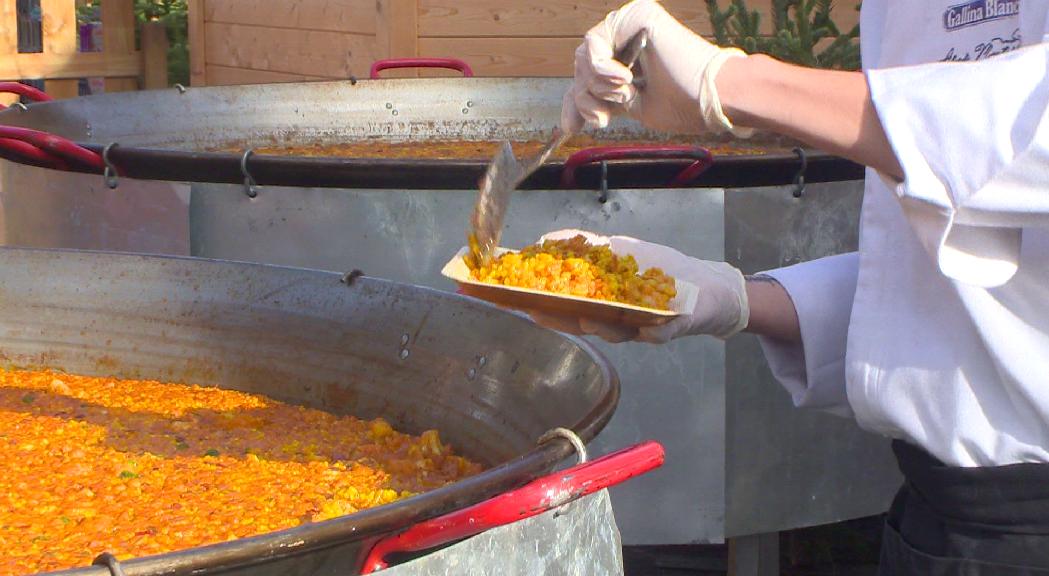 Paella, nadales i el tió al Poblet de Nadal d'Andorra la Vella