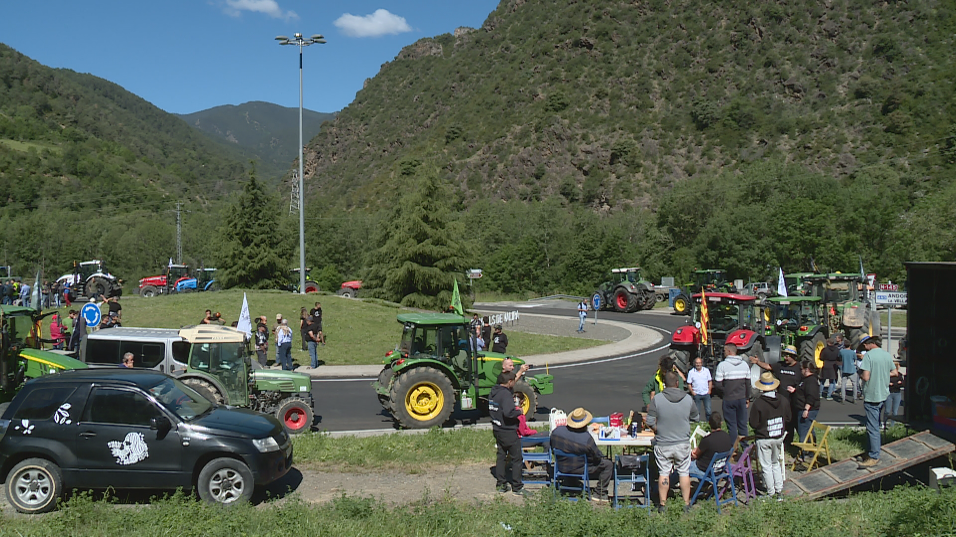 Els pagesos bloquegen la frontera amb Andorra