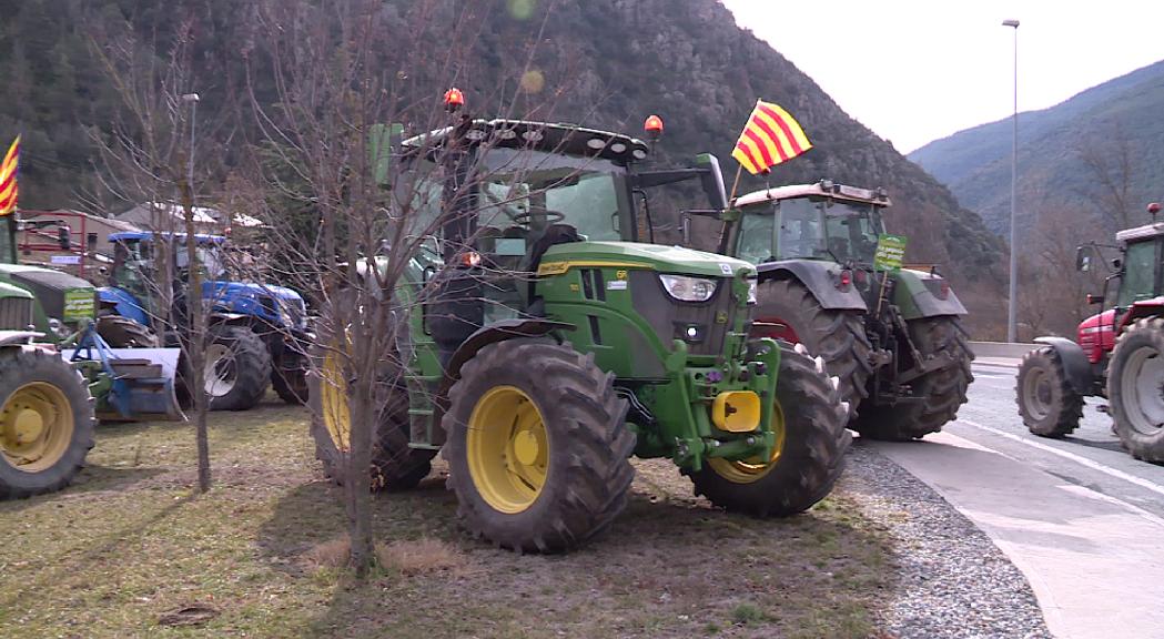 Els pagesos programen dos dies de talls a Bassella i Puigcerdà