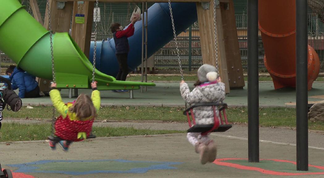 Els parcs infantils s'omplen de famílies en el primer cap de setmana de reobertura