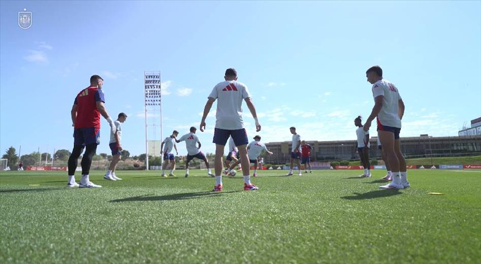 La selecció de futbol ha anunciat la convocatòria per a l'amistós