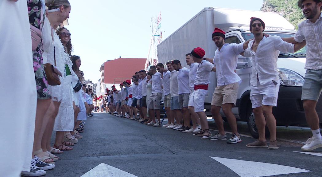 La Passa de Sant Julià torna a fer desfilar joves solters i parelles 