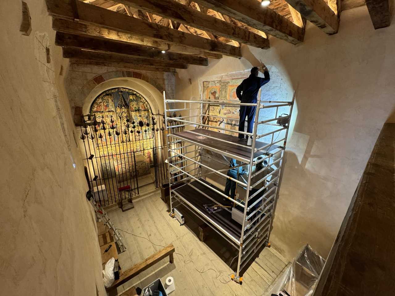 Patrimoni inicia els treballs de restauració del conjunt mural romànic de Sant Joan de Caselles