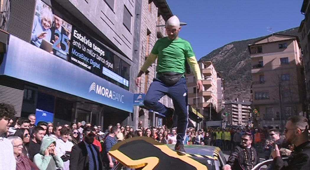 El carnaval d'Encamp arrenca amb la recreació satírica de coneguts personatges