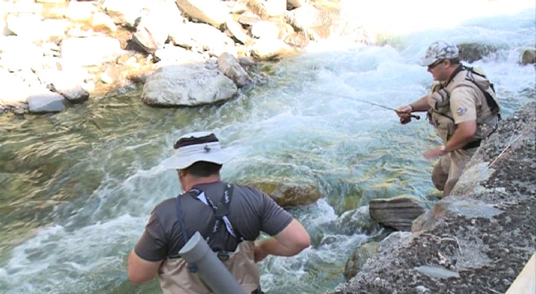 Pescadors i senderistes preparen l'equip per la tornada a les seves aficions