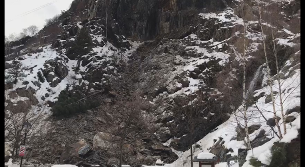 Petita esllavissada al costat de la cascada de Moles