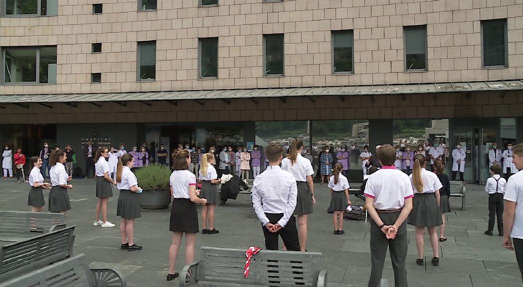 Els Petits Cantors assagen a la plaça de l'hospital per retre homenatge al personal sanitari