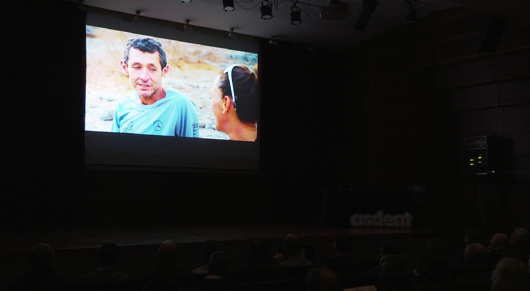 Ple en la projecció del documental "El desierto de Eva"