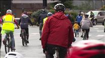 La pluja no atura la bicicletada popular