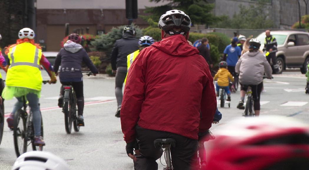 La pluja no atura la bicicletada popular