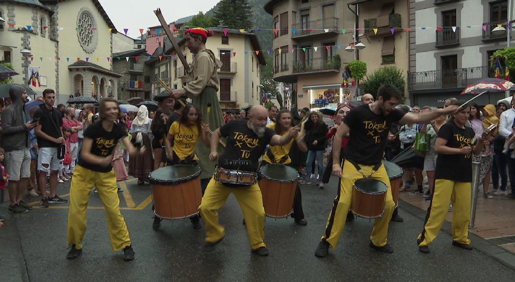 La pluja no atura la cercavila del 40è aniversari de l'Esbart Dansaire d'Andorra la Vella 