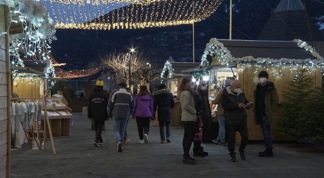 El Mercat de Nadal tanca en una tarda amb poca afluència de visitants