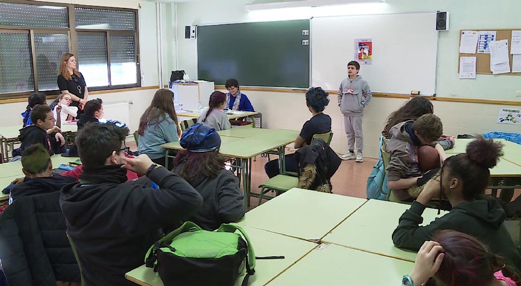 La poesia d'Ángeles Mora sorprèn els alumnes del María Moliner 