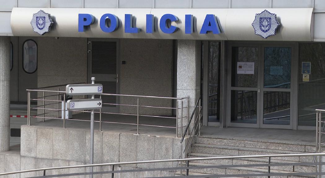 La policia acaba detenint un home al qual intentava assistir en trobar-lo molt begut i amb una ferida al cap