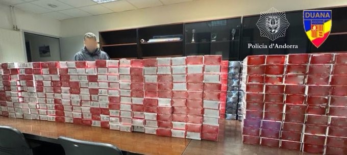 La policia comissa 5.800 paquets de tabac a la duana del Baladrà