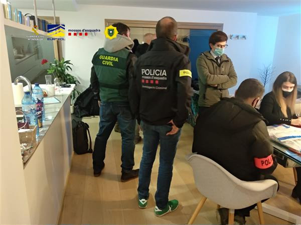 La policia confia en els dispositius electrònics per aclarir els fets de l'operació 'Forex'